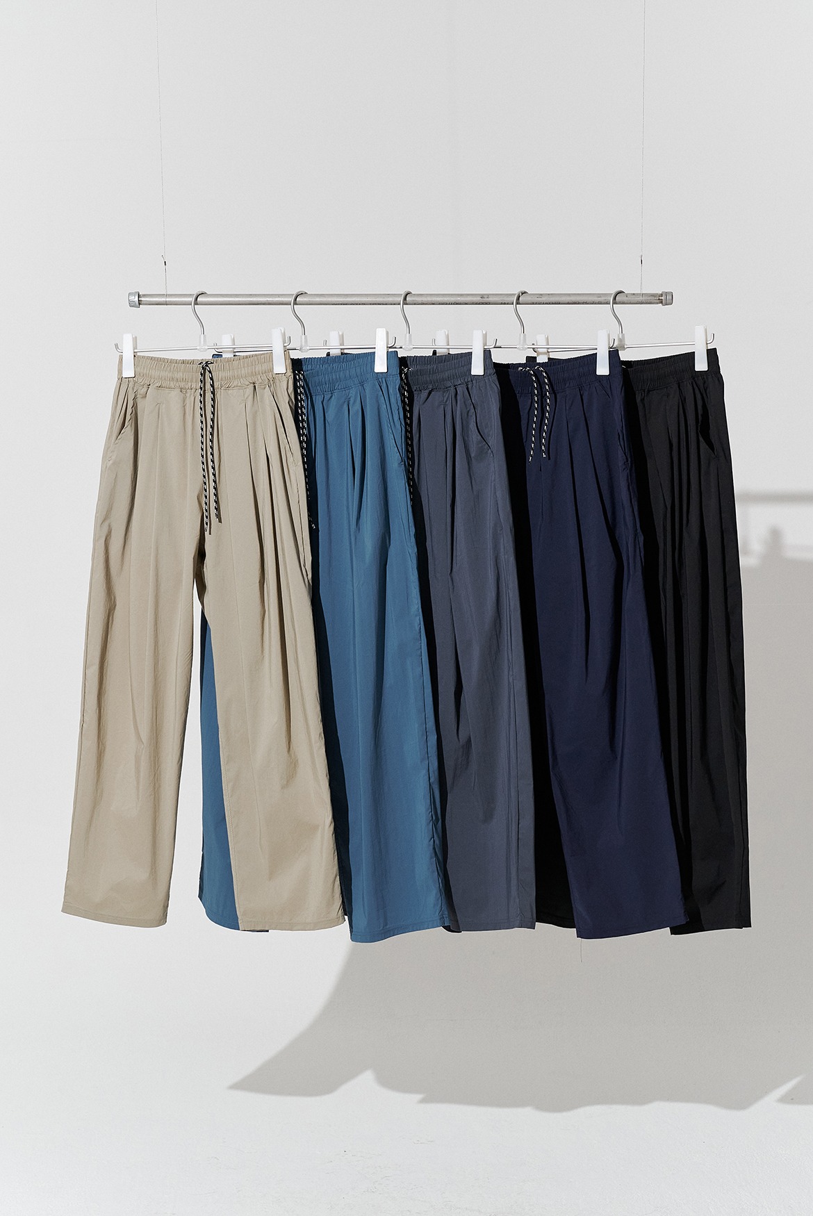 (6월 21일 Beige M,L / Black M / Charcoal M사이즈 예약배송) Tapered Two Tuck Nylon Banding Pants [5 Colors]
