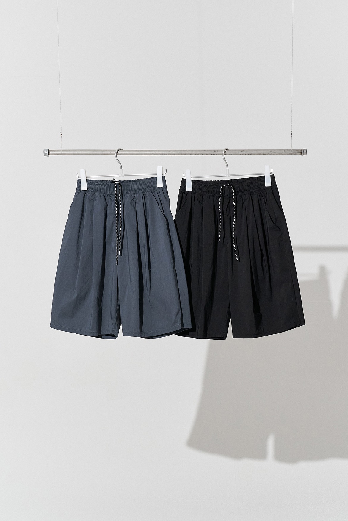 (6월 16일 Black M, L 사이즈만 예약 배송) Two Tuck Nylon Banding Shorts [2 Colors]